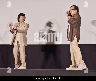 Tokio, Japan. Juni 2024. Der Schauspieler Jackie Chan(R) und der japanische Komiker Jackie Chang nehmen am Dienstag, den 11. Juni 2024, in Tokio, Japan, an der Bühnengrüße zum Film „Ride On“ Teil. Foto: Keizo Mori/UPI Credit: UPI/Alamy Live News Stockfoto