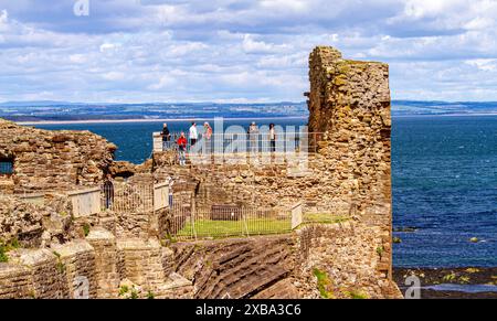 Spektakuläre Aussicht auf das berühmte Schloss St. Andrews aus dem 13. Jahrhundert bei Sonnenschein in Fife, Schottland Stockfoto