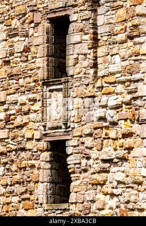 Spektakuläre Aussicht auf das berühmte Schloss St. Andrews aus dem 13. Jahrhundert bei Sonnenschein in Fife, Schottland Stockfoto