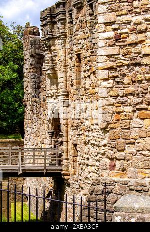 Spektakuläre Aussicht auf das berühmte Schloss St. Andrews aus dem 13. Jahrhundert bei Sonnenschein in Fife, Schottland Stockfoto