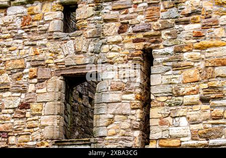 Spektakuläre Aussicht auf das berühmte Schloss St. Andrews aus dem 13. Jahrhundert bei Sonnenschein in Fife, Schottland Stockfoto