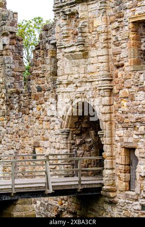 Spektakuläre Aussicht auf das berühmte Schloss St. Andrews aus dem 13. Jahrhundert bei Sonnenschein in Fife, Schottland Stockfoto