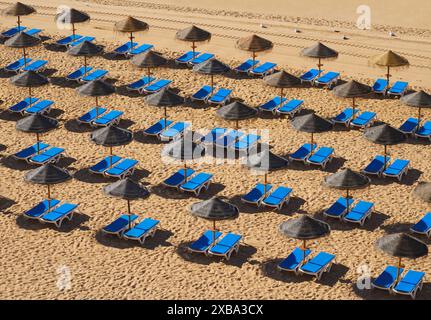 Liegestühle am Strand im Praia do Peneco in Albufeira, Portugal. Stockfoto