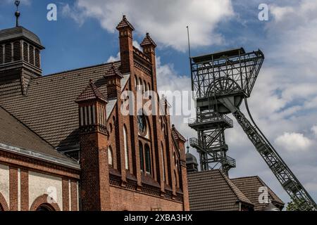 11. Juni 2024, Nordrhein-Westfalen, Dortmund: Die Zeche Zollern, fotografiert für die Ausstellung „That's Colonial. Westfäliens (in)sichtbares Erbe". Die Ausstellung widmet sich den Spuren des Kolonialismus und den Folgen der deutschen Kolonialpolitik in der Region, die bis heute Einfluss haben. Die Ausstellung basiert auf der Zusammenarbeit und den Ergebnissen eines partizipativen Workshops, in dem Interviews, Kunstwerke und Filme entstanden sind. Als Besonderheit dieser Werkstatt wurde vorübergehend ein Raum als „sicherer Raum“ für Schwarze und Farbige reserviert. Dies provozierte Kritik und Trigger Stockfoto