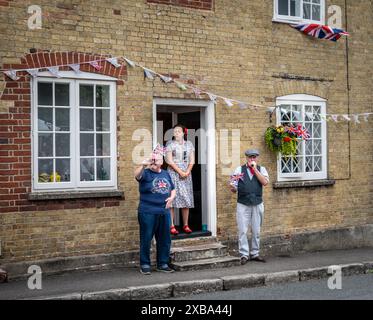 Die Einwohner von Southwick Village genießen den 80. Jahrestag des D-Day im Southwick Revival, Hampshire UK am 8. Juni 2024 Stockfoto