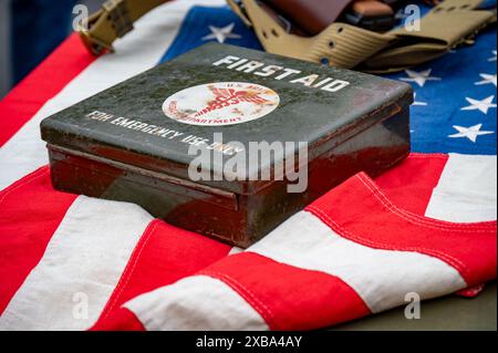 Amerikanische erste-Hilfe-Dose vom D-Day auf einer amerikanischen Flagge im Dorf Southwick, Hampshire, während der Wiederbelebung von Southwick. Stockfoto