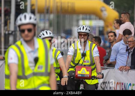 Utrecht, Region Utrecht, Niederlande - 19.05.2024: Ärzte in Gelbwesten bewegen sich auf dem Fahrrad auf der Autobahn. Athleten und Athleten laufen mit Stockfoto