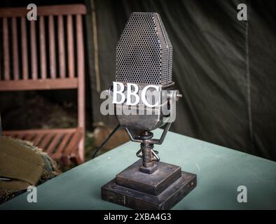 Ein BBC-Mikrofon zum 80. Jahrestag des D-Day im Southwick Revival im Juni 2024 Stockfoto