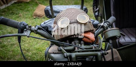 Helm und Schutzbrille aus dem 2. Weltkrieg im Southwick Revival anlässlich der Landung des D-Day in der Normandie im Jahr 1944. Stockfoto