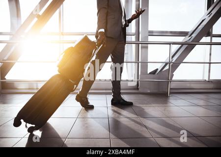 Geschäftsmann mit Gepäck, Umzug in Boarding Gate Stockfoto