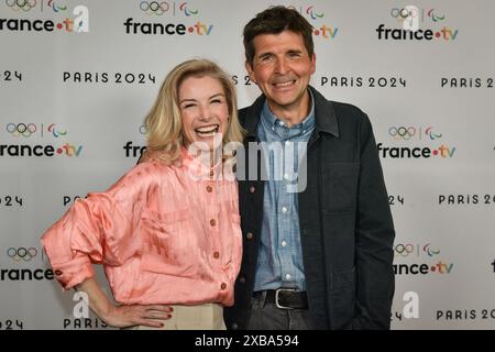 Paris, Frankreich. Juni 2024. Der Journalist Thomas Sotto posiert für einen Fotoanruf neben der britischen Fernsehmoderatorin Louise Ekland vor der Pressekonferenz des französischen Fernsehens Paris 2024 in Paris am 11. Juni 2024. Foto: Firas Abdullah/ABACAPRESS. COM Credit: Abaca Press/Alamy Live News Stockfoto