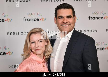 Paris, Frankreich. Juni 2024. Der französische Journalist Mathieu Lartot posiert für einen Fotoanruf neben der britischen Fernsehmoderatorin Louise Ekland vor der Pressekonferenz des französischen Fernsehens Paris 2024 in Paris am 11. Juni 2024. Foto: Firas Abdullah/ABACAPRESS. COM Credit: Abaca Press/Alamy Live News Stockfoto