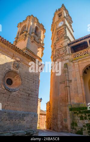 Kirche La Trinidad und Tardon Tower, Blick von unten. Alcaraz, Provinz Albacete, Castilla La Mancha, Spanien. Stockfoto