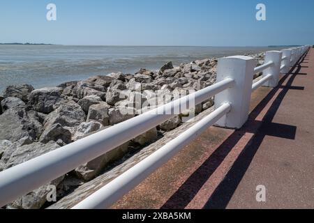 Weißes Geländer an der Küstenstraße Le Crotoy Nordfrankreich Stockfoto