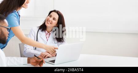 Medizinische Konferenz. Erfolgreiche Ärzte mit Laptop im Krankenhaus Stockfoto