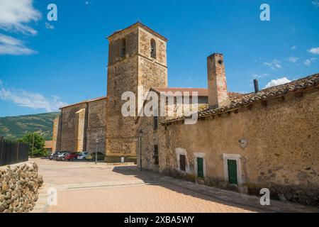 Straße und San Miguel Arcangel Kirche. Pinilla del Valle, Provinz Madrid, Spanien. Stockfoto