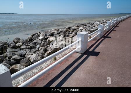 Weißes Geländer an der Küstenstraße Le Crotoy Nordfrankreich Stockfoto