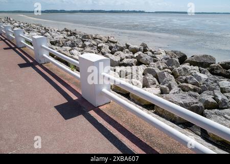 Weißes Geländer an der Küstenstraße Le Crotoy Nordfrankreich Stockfoto