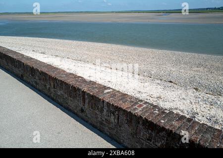 Ziegelmauer an der Küstenstraße Le Crotoy Nordfrankreich Stockfoto