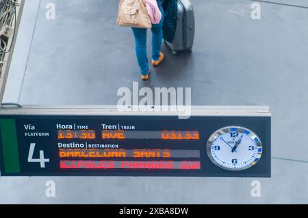 Bahnsteig im Bahnhof Puerta de Atocha. Madrid, Spanien. Stockfoto