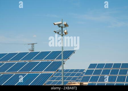 Sonnenkollektoren und Kontrolle Kameras. Provinz Ciudad Real, Castilla La Mancha, Spanien. Stockfoto