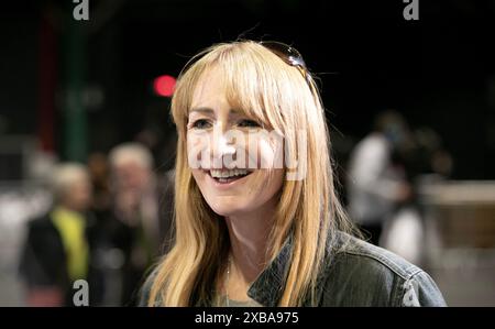 Europäische Unabhängige 4 wechseln den Kandidaten Clare Daly im RDS-Zentrum in Dublin, da die Europawahlen in Irland weiter zählen. Bilddatum: Dienstag, 11. Juni 2024. Stockfoto