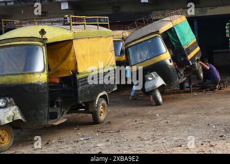 Wartung eines dreirädrigen Autos mit komprimiertem Erdgas oder Erdgas in Sylhet, Bangladesch Stockfoto