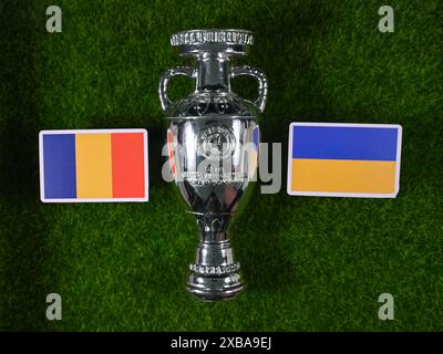 2. Juli 2024, Berlin, Deutschland. Flaggen der teilnehmenden Länder der Gruppe E der Fußball-Europameisterschaft Rumänien und Ukraine. Stockfoto