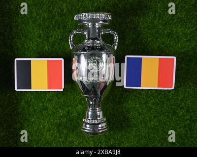 2. Juli 2024, Berlin, Deutschland. Flaggen der teilnehmenden Länder der Gruppe E der Fußball-Europameisterschaft Belgien und Rumänien. Stockfoto