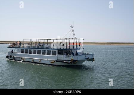 Portugal, Olhao, Algarve Mai 2024 Rio Formosa Fähre Stockfoto