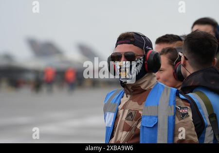 11. Juni 2024, Schleswig-Holstein, Jagel: Ein französischer Luftwaffentechniker steht auf dem Flugplatz während des NATO-Luftwaffenmanövers Tiger Meet auf dem Gelände des Tactical Air Force Wing 51 Immelmann. Elf NATO-Staaten sowie die Schweiz und Österreich nehmen an der NATO-Übung "Tiger Meet" Teil. Im Juni werden voraussichtlich rund 60 Jets und Hubschrauber teilnehmen. Rund 1100 weitere Soldaten werden vor Ort sein. Der taktische Luftwaffenflügel 51 „Immelmann“ feiert im Rahmen dieser großen Übung sein 30-jähriges Bestehen. Foto: Marcus Brandt/dpa Stockfoto