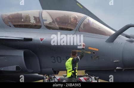 11. Juni 2024, Schleswig-Holstein, Jagel: Die Besatzung eines Dassault Rafale Kampfjets der französischen Luftwaffe Taxi zur Landebahn auf dem Flugplatz während des NATO-Luftwaffenmanövers 'Tiger Meet' auf dem Gelände des Tactical Air Force Wing 51 'Immelmann'. Elf NATO-Staaten sowie die Schweiz und Österreich nehmen an der NATO-Übung "Tiger Meet" Teil. Im Juni werden voraussichtlich rund 60 Jets und Hubschrauber teilnehmen. Rund 1100 weitere Soldaten werden vor Ort sein. Der taktische Luftwaffenflügel 51 „Immelmann“ feiert im Rahmen dieser großen Übung sein 30-jähriges Bestehen. Foto: Marcus Brandt/dpa Stockfoto