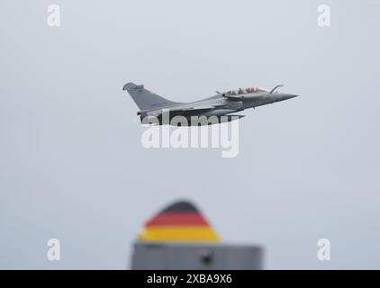 11. Juni 2024, Schleswig-Holstein, Jagel: Ein Dassault Rafale-Kampfjet der französischen Luftwaffe startet während des NATO-Luftwaffenmanövers Tiger Meet auf dem Gelände des Tactical Air Force Wing 51 Immelmann. Elf NATO-Staaten sowie die Schweiz und Österreich nehmen an der NATO-Übung "Tiger Meet" Teil. Im Juni werden voraussichtlich rund 60 Jets und Hubschrauber teilnehmen. Rund 1100 weitere Soldaten werden vor Ort sein. Der taktische Luftwaffenflügel 51 „Immelmann“ feiert im Rahmen dieser großen Übung sein 30-jähriges Bestehen. Foto: Marcus Brandt/dpa Stockfoto