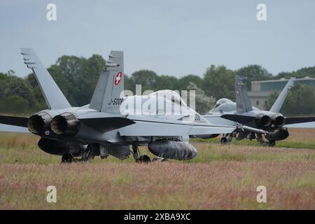 11. Juni 2024, Schleswig-Holstein, Jagel: Zwei F-18-Kampfflugzeuge der Schweizer Luftwaffe Taxi zur Landebahn auf dem Flugplatz während des NATO-Luftwaffenmanövers Tiger Meet auf dem Gelände des Tactical Air Force Wing 51 Immelmann. Elf NATO-Staaten sowie die Schweiz und Österreich nehmen an der NATO-Übung "Tiger Meet" Teil. Im Juni werden voraussichtlich rund 60 Jets und Hubschrauber teilnehmen. Rund 1100 weitere Soldaten werden vor Ort sein. Der taktische Luftwaffenflügel 51 „Immelmann“ feiert im Rahmen dieser großen Übung sein 30-jähriges Bestehen. Foto: Marcus Brandt/dpa Stockfoto