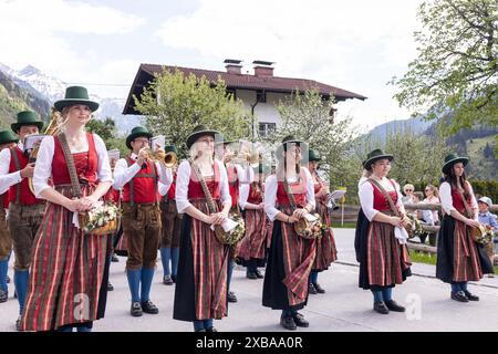 ÖSTERREICH, DORFGASTEIN - 1 Mai, 2024: Traditionelle österreichische Bandmitglieder in festlicher Kleidung während einer Frühlingsparade Stockfoto