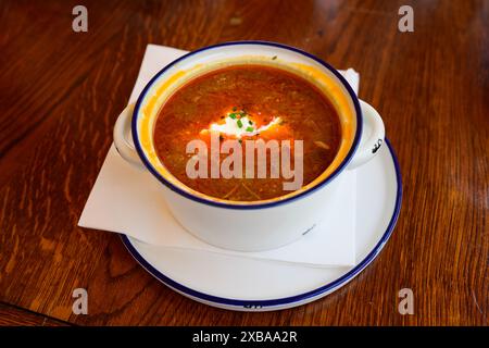 Kapustnica Slowakische Sauerkohlsuppe mit Paprika und Sauerkraut, genannt Kapustova Polievka Stockfoto