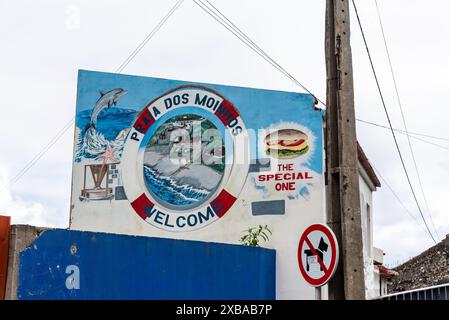 Moinhos, Portugal - 8. Juli 2022: Zeichen des Praia Dos Moinhos auf der Insel Sao Miguel auf den Azoren. Stockfoto