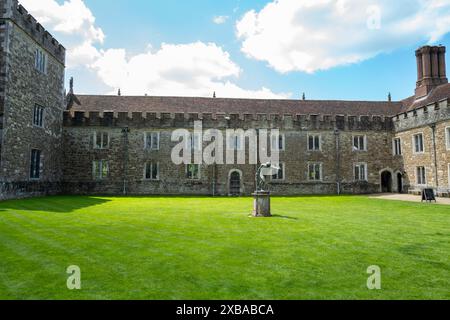 Knole House und Gärten in der Nähe von Sevenoaks in Kent. Ursprünglich als Erzbischofspalast erbaut, ist es auch berühmt für seine wilde, aber freundliche Hirschherde. Stockfoto