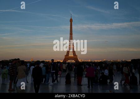 Paris, Frankreich. Juni 2024. Samstagabend versammelten sich Hunderte von Pariser und Touristen auf der Esplanade du Trocadéro, um den mit den Olympischen Ringen geschmückten Eiffelturm zu sehen und zu fotografieren. Die 5 schweren Ringe mit einem Gewicht von 30 Tonnen und einer Breite von 29 Metern, die in der Nacht von Donnerstag auf Freitag installiert sind, leuchten bei Einbruch der Dunkelheit weiß, dank der 100.000 LEDs, die darauf installiert sind. Paris, Frankreich am 8. Juni 2024. Foto: Jean Pierre Nguyen Van Hai Barbier/ABACAPRESS. COM Credit: Abaca Press/Alamy Live News Stockfoto