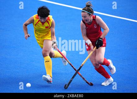 Die britische Laura Roper und die Chinesin Liu Chencheng (links) kämpfen um den Ball während des Women's FIH Hockey Pro League Spiels im Lee Valley Hockey and Tennis Centre in London. Bilddatum: Dienstag, 11. Juni 2024. Stockfoto