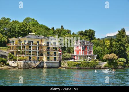 Apartmentblock Giulia und das Hotel Villa Elena an der Via Vittorio Veneto, Pallanza, von einer Fähre auf dem Lago Maggiore aus gesehen. Stockfoto