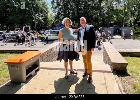 Innenministerin Dr. Tamara Zieschang CDU,Sachsen-Anhalt besucht mit dem Rektor der Fachhochschule Polizei Thorsten Führing den Tag der offenen Tür in Aschersleben. Tag der offenen Tür am 08.06.2024 an der Fachhochschule der Polizei in Aschersleben Sachsen-Anhalt. Interessierte Besucher bekommen einen Blick hinter die Kulissen des Polizeialltags. Mit Unterstützung der gesammten Kolleginnen und Kollegen der Landespolizei Sachsen-Anhalt gibt es umfangreiche Ausstellungsangebote und verschiedene Vorführungen. Es gibt eine Straße der Einsatzgebiete, welche z.B. Wasserwerfer, Sonderwagen, Gerätewa Stockfoto