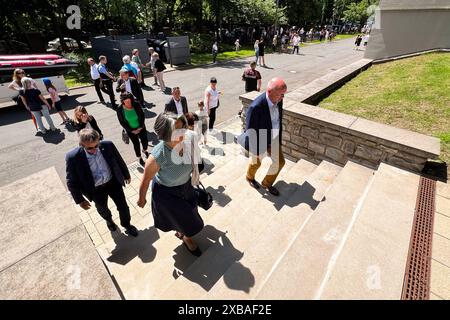 Innenministerin Dr. Tamara Zieschang CDU,Sachsen-Anhalt besucht mit dem Rektor der Fachhochschule Polizei Thorsten Führing den Tag der offenen Tür in Aschersleben. Tag der offenen Tür am 08.06.2024 an der Fachhochschule der Polizei in Aschersleben Sachsen-Anhalt. Interessierte Besucher bekommen einen Blick hinter die Kulissen des Polizeialltags. Mit Unterstützung der gesammten Kolleginnen und Kollegen der Landespolizei Sachsen-Anhalt gibt es umfangreiche Ausstellungsangebote und verschiedene Vorführungen. Es gibt eine Straße der Einsatzgebiete, welche z.B. Wasserwerfer, Sonderwagen, Gerätewa Stockfoto