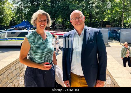 Innenministerin Dr. Tamara Zieschang CDU,Sachsen-Anhalt besucht mit dem Rektor der Fachhochschule Polizei Thorsten Führing den Tag der offenen Tür in Aschersleben. Tag der offenen Tür am 08.06.2024 an der Fachhochschule der Polizei in Aschersleben Sachsen-Anhalt. Interessierte Besucher bekommen einen Blick hinter die Kulissen des Polizeialltags. Mit Unterstützung der gesammten Kolleginnen und Kollegen der Landespolizei Sachsen-Anhalt gibt es umfangreiche Ausstellungsangebote und verschiedene Vorführungen. Es gibt eine Straße der Einsatzgebiete, welche z.B. Wasserwerfer, Sonderwagen, Gerätewa Stockfoto