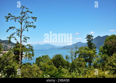 Blick auf den Lago Maggiore vom Botanischen Garten der Villa Taranto in der Gemeinde Verbania, Italien. Stockfoto