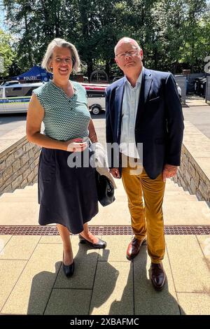 Innenministerin Dr. Tamara Zieschang CDU,Sachsen-Anhalt besucht mit dem Rektor der Fachhochschule Polizei Thorsten Führing den Tag der offenen Tür in Aschersleben. Tag der offenen Tür am 08.06.2024 an der Fachhochschule der Polizei in Aschersleben Sachsen-Anhalt. Interessierte Besucher bekommen einen Blick hinter die Kulissen des Polizeialltags. Mit Unterstützung der gesammten Kolleginnen und Kollegen der Landespolizei Sachsen-Anhalt gibt es umfangreiche Ausstellungsangebote und verschiedene Vorführungen. Es gibt eine Straße der Einsatzgebiete, welche z.B. Wasserwerfer, Sonderwagen, Gerätewa Stockfoto