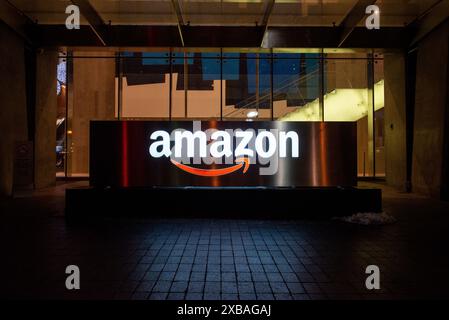 Toronto, ON, Kanada – 10. August 2023: Blick auf das Schild für den Amazon Store im Stadtzentrum von Toronto Stockfoto