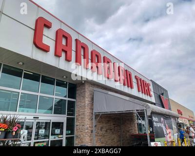 Toronto, ON, Kanada – 2. Mai 2024: Canadian Tire Storefront. Canadian Tire ist ein kanadisches Einzelhandelsunternehmen mit Hauptsitz in Toronto Stockfoto