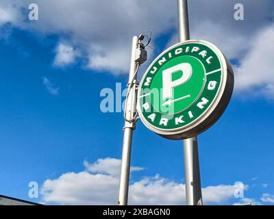 Toronto, ON, Kanada – 20. Januar 2024: Blick auf das Parkschild in der Nähe des Einkaufszentrums Stockfoto