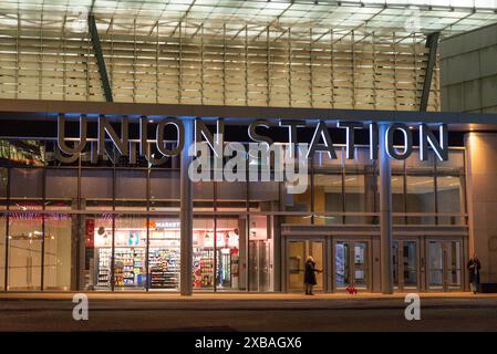 Toronto, ON, Kanada - 23. April 2023: Blick auf den Haupteingang der U-Bahn Union Station in der Innenstadt von Toronto Stockfoto